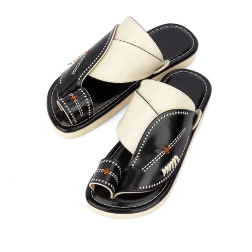 حذيان وطني شرقي مطرز بلون رمادي وعاجي