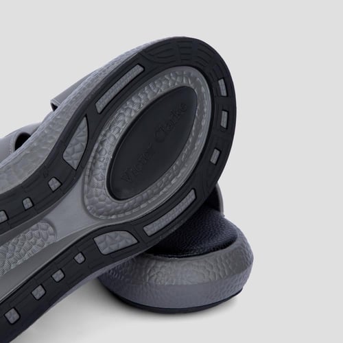 نعال شرقي خليجي رمادي من فيكتور كلارك