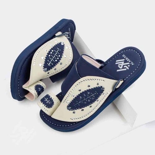 حذيان شرقي مطرز يدويًا بلون كحلي وعاجي فاخر