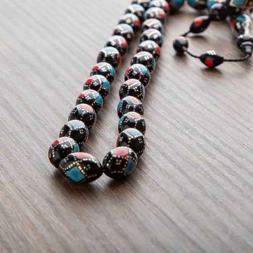 سبحه رائعة من الخرز الأسود الملون بالأحمر والفيروز...