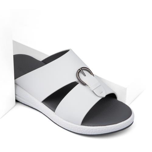 نعال خليجي جلد أبيض وأرضية طبية رمادية