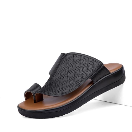 نعال شرقي خليجي باصبع من الجلد الأسود المزركش