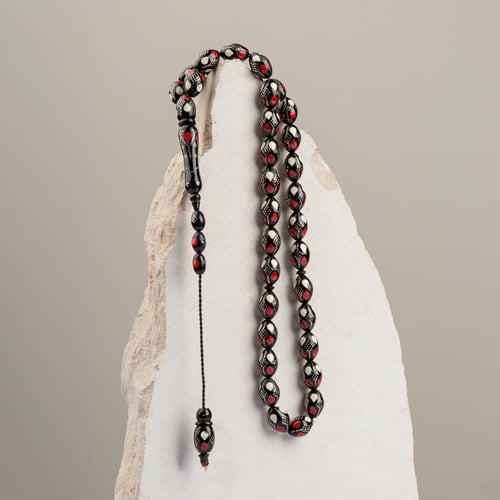 سبحه رائعة من اللون الأسود بنقوش أحمر وأبيض