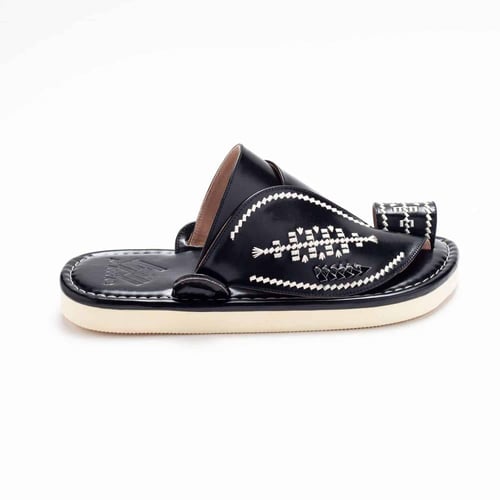 حذاء شرقي جلدي أسود بتطريزات حصرية