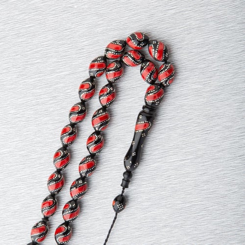 سبحه مميزة من الخرز الأسود المطرّز بالأحمر