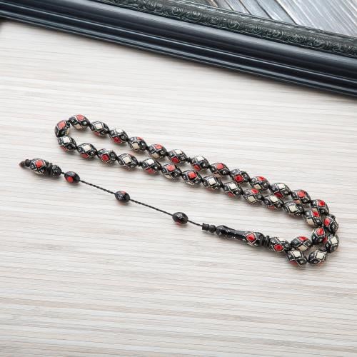 سبحه رائعة خرز أسود منقوش بالأحمر والأبيض