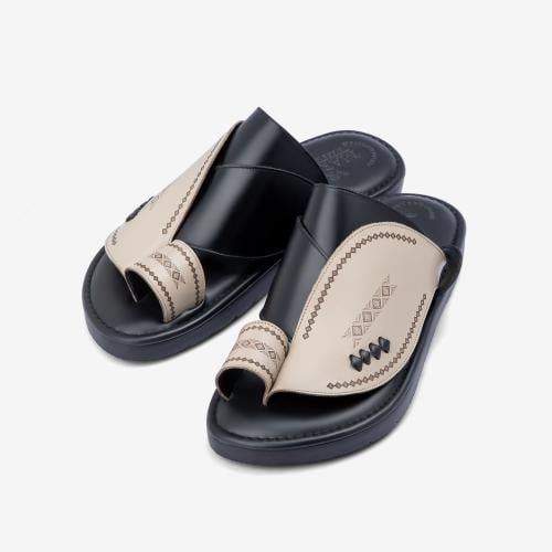 حذاء شرقي إيطالي فاخر بتصميم بيج وأسود مطرز