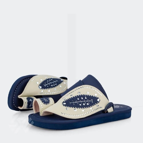 حذيان شرقي مطرز يدويًا بلون كحلي وعاجي فاخر