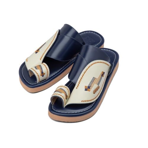 نعال شرقي مطرز يدويًا باللونين كحلي والبيج