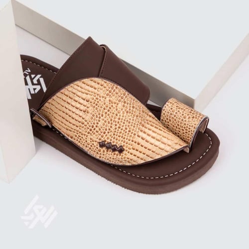 نعال سعودي جلد بني وبيج بنقشة ثعبان