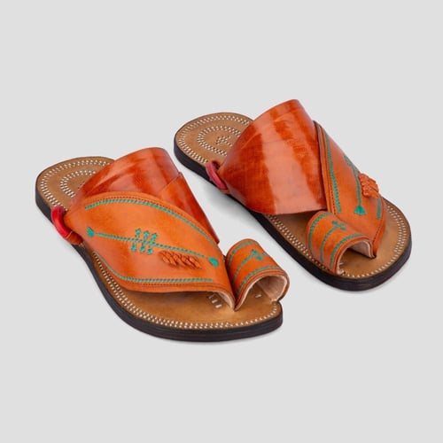 نعال شرقي جلد عسلي مطرز بخيوط زرقاء