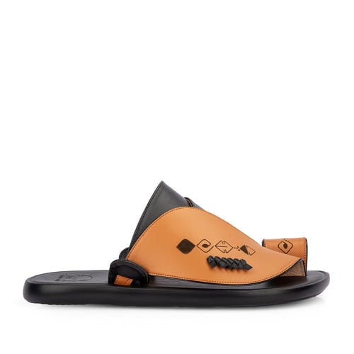 حذاء شرقي مطرز من الجلد الجملي بنعل طبي مريح