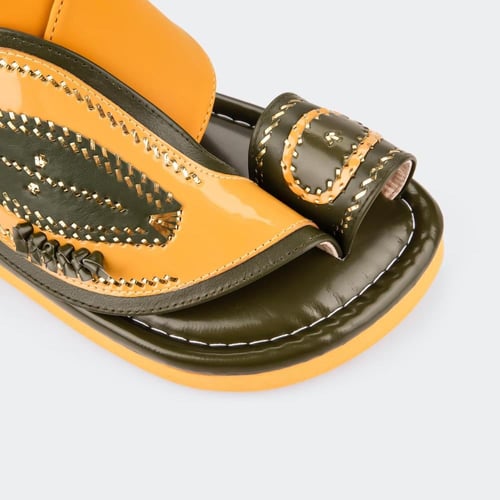 حذيان وطني شرقي مطرز بلون أصفر وزيتوني