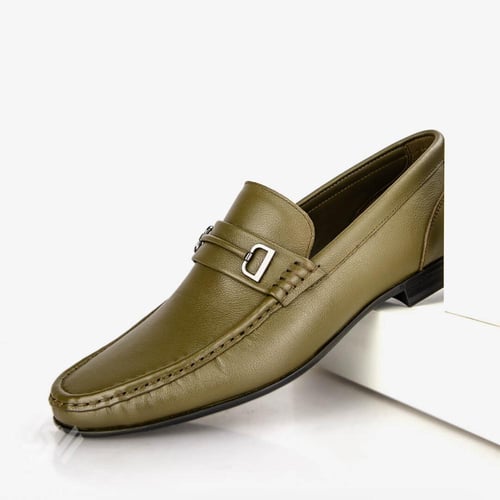 حذاء رسمي زيتي فاتح من فيكتور كلارك