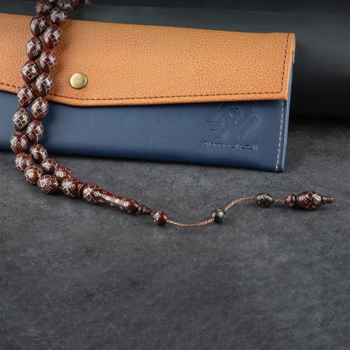 سبحه فاخرة من الخرز البني المطرّز بالفضي