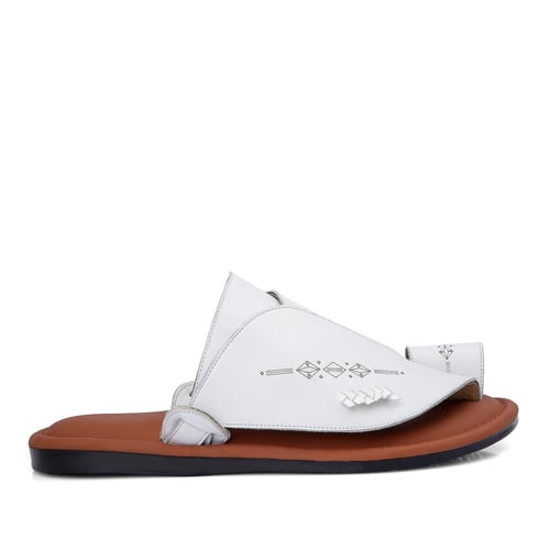 نعال شرقي طبي مطرز باللون الأبيض المميز