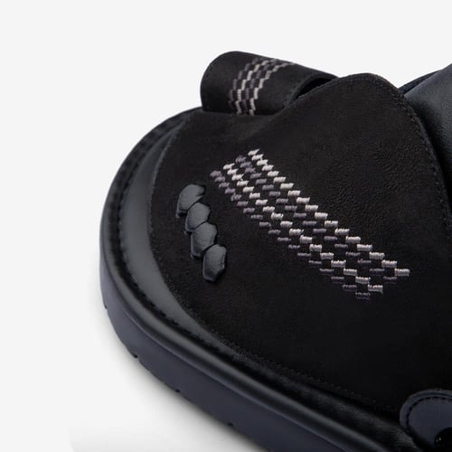 حذاء شرقي إيطالي أسود مطرز طبي