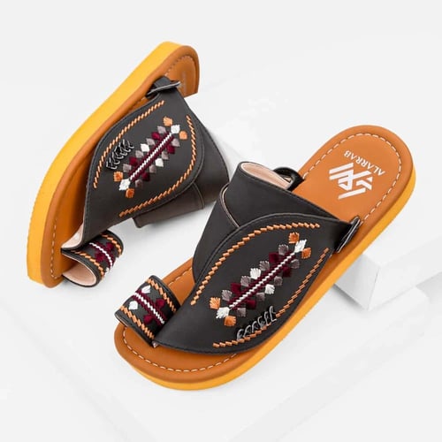 حذاء شرقي مطرز يدوي مطفي