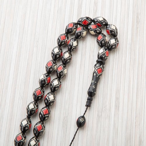 سبحه رائعة خرز أسود منقوش بالأحمر والأبيض