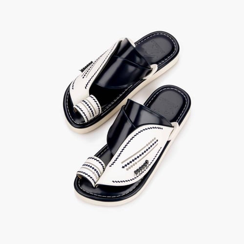 مداس وطني شرقي مطرز باللونين الأبيض والكحلي