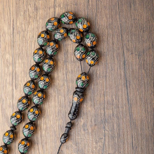 سبحة خرز أسود بنقشات دوائر أصفر وأخضر