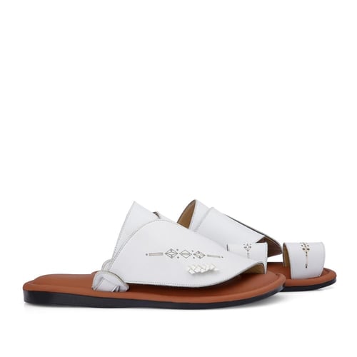 نعال شرقي طبي مطرز باللون الأبيض المميز