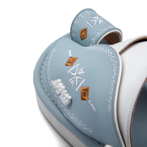 نعال شرقي جلد طبيعي سماوي فاتح بتصميم فاخر