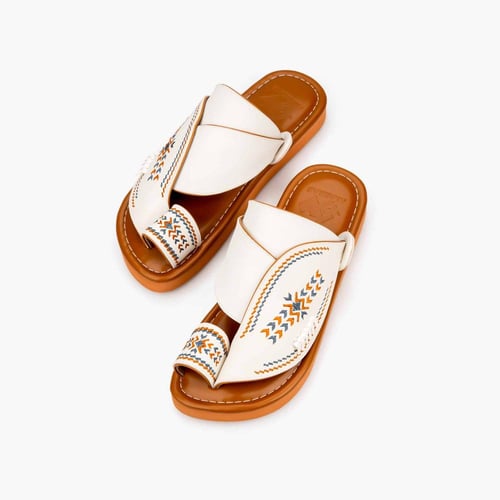 أحذية شرقية مطرزة يدويًا باللونين البيج والبني