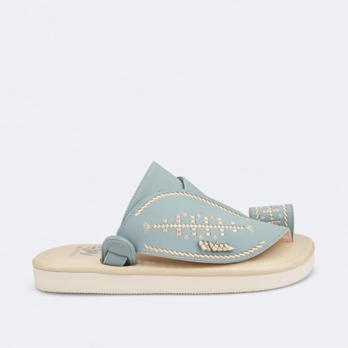 خف وطني شرقي مطرز بلون سماوي