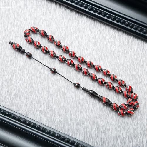 سبحه مميزة من الخرز الأسود المطرّز بالأحمر