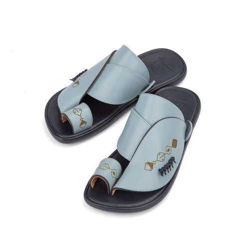 حذاء شرقي مطرز من الجلد السماوي بنعل طبي