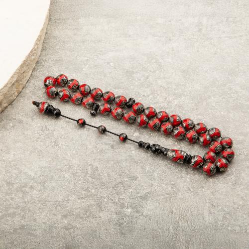 سبحة مميزة بالأسود والاحمر مع نقوش فضية