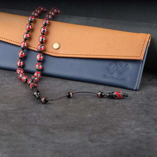 سبحه مميزة من الخرز الأسود المطرّز بالأحمر