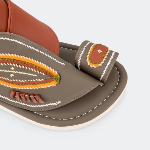 نعال شرقي مطرز يدويًا بلون بني داكن وبرتقالي أنيق