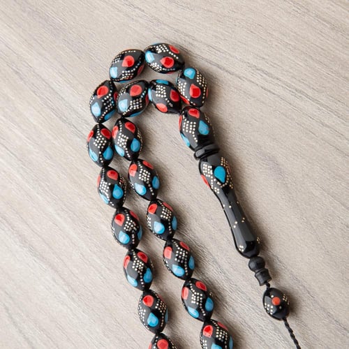 سبحه فاخرة من الخرز الأسود بنقشات ملونة