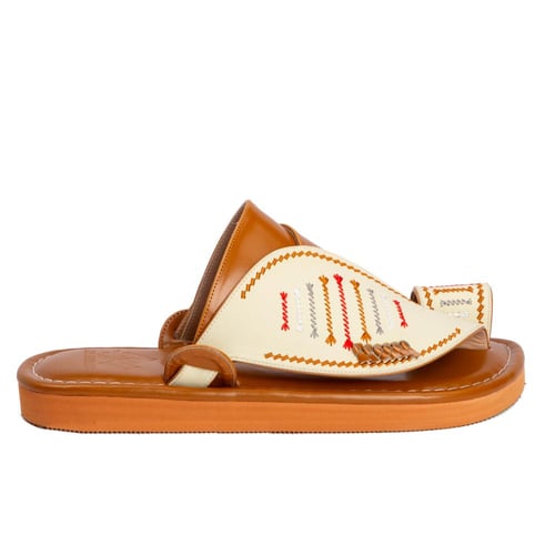 صندل شرقي مطرز بيج وبني من الجلد الطبيعي