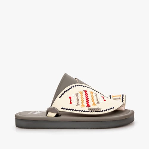 صندل شرقي رمادي وبيج بتطريز يدوي وجلد طبيعي