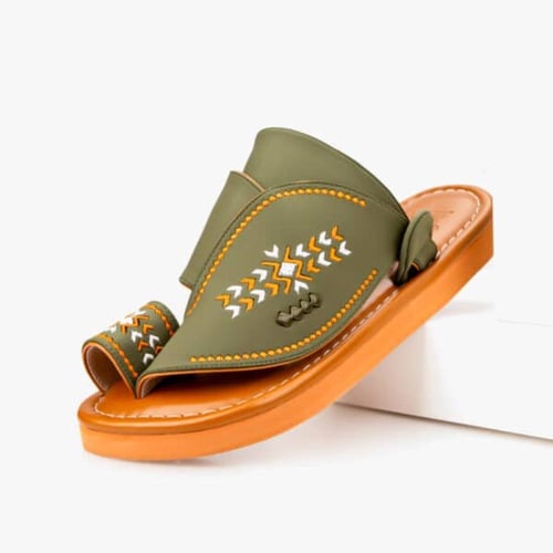 نعال شرقي مطرز يدويًا بلون زيتوني وبرتقالي أنيق