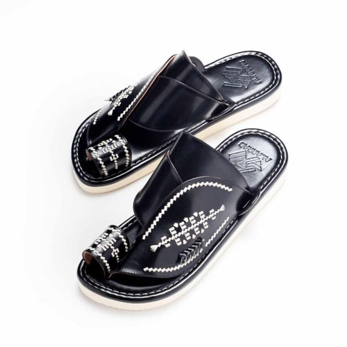 حذاء شرقي جلدي أسود بتطريزات حصرية