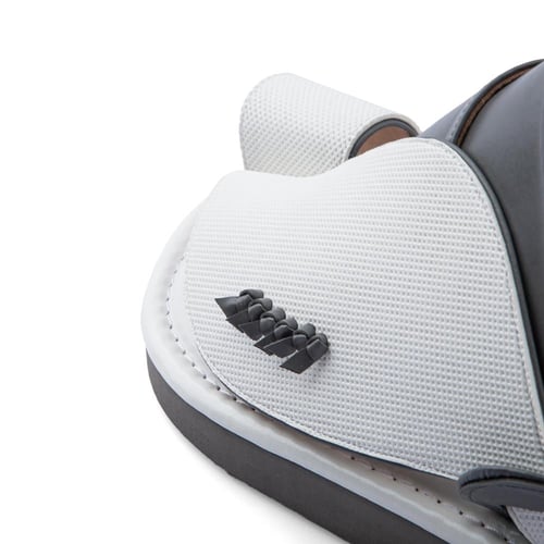 نعال سعودي طبي من الجلد الأبيض والرصاصي