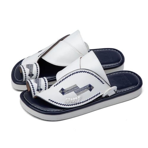 حذاء وطني شرقي مطرز باللونين الكحلي والأبيض الفاخر