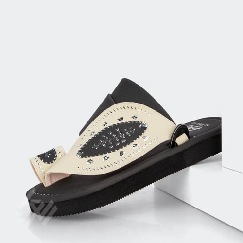 نعال شرقي مطرز يدويًا بلون أسود وعاجي أنيق