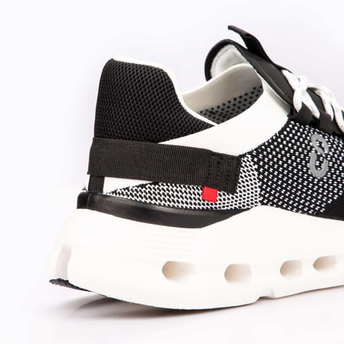 حذاء رياضي on أبيض وأسود للجري والنادي