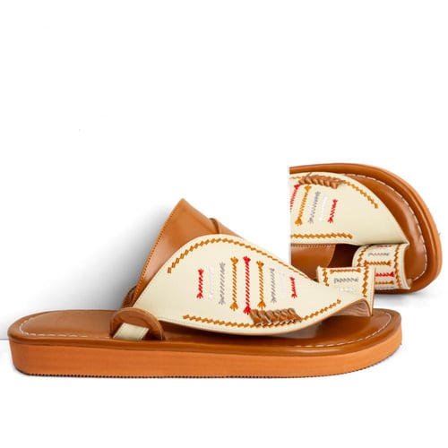 صندل شرقي مطرز بيج وبني من الجلد الطبيعي