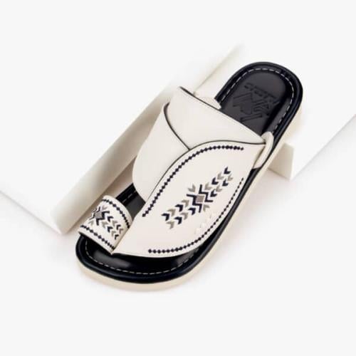 أحذية شرقية مطرزة يدويًا باللونين الأبيض والكحلي