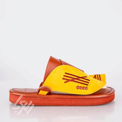 نعال شرقي مطرز يدوي أصفر وبني بنقشة تراثية