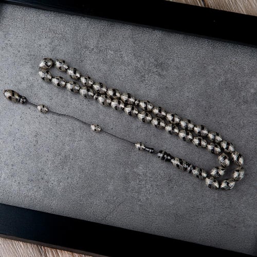 سبحه رائعة بنقش معدني على حجر أسود