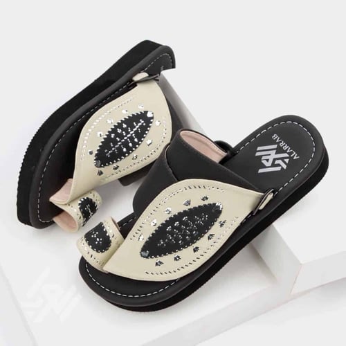 نعال شرقي مطرز يدويًا بلون أسود وعاجي أنيق