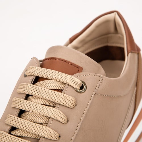 حذاء رياضي بني مريح بأناقة عصرية