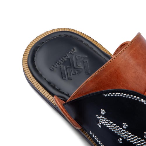 حذاء شرقي مطرز من الجلد العسلي الفاخر